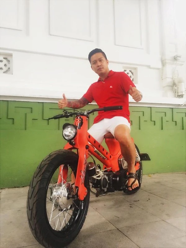 Vừa qua, Tuấn Hưng đã sắm sửa chiếc xe giá rẻHonda Cub 78 khiến các fan vô cùng bất ngờ vì từ trước đến nay, anh chỉ thể hiện niềm đam mê với những chiếc xe có phân khối lớn. Những chiếc xe máy độc có giá mềm của sao Việt