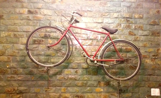 Chiếc xe đạp thủa hàn vi được Ngọc Sơn cất giữ cẩn thận.