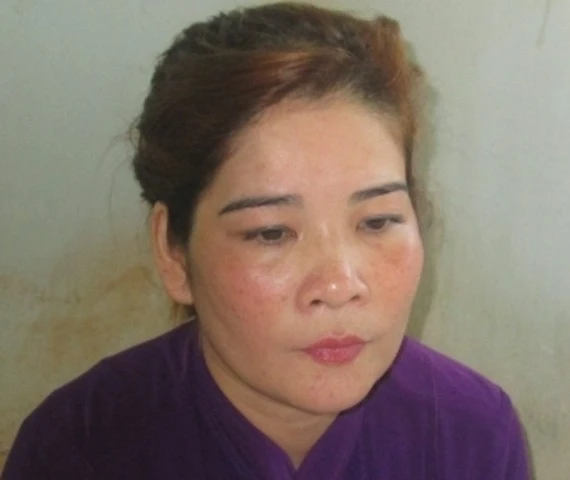 'Nữ quái' vờ mua hàng, khống chế cướp vàng