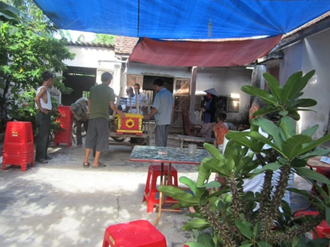 Gia đình, làng xóm chuẩn bị làm lễ mai táng cho nạn nhân.