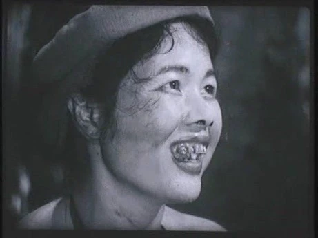 Mỹ nhân Việt kẻ cạo đầu, người ép ngực vì vai diễn