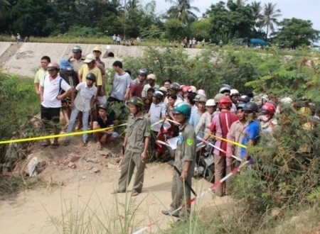 Người dân hiếu kỳ tụ tập tại hiện trường <a href='https://plo.vn/phap-luat/vu-an/' title='vụ án'>vụ án</a>.