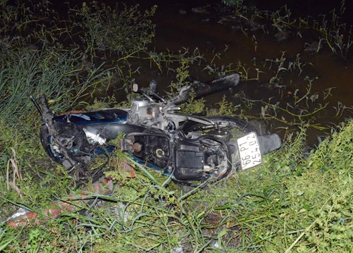 Xe máy của nạn nhân bị húc bay xuống ruộng. Ảnh: An Nhơn