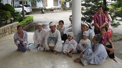 Vụ hai mẹ con sản phụ chết: Gia đình vây Sở Y tế ảnh 1