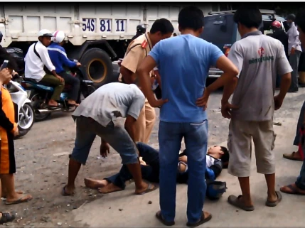 Một nạn nhân bị thương bất tỉnh nằm giữa đường và được đưa đi cấp cứu sau đó