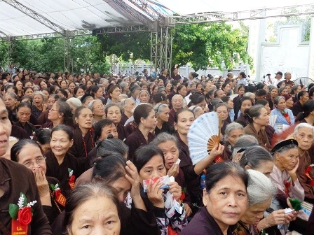 Hàng nghìn tăng ni phật tử khắp nơi đến dự buổi lễ.