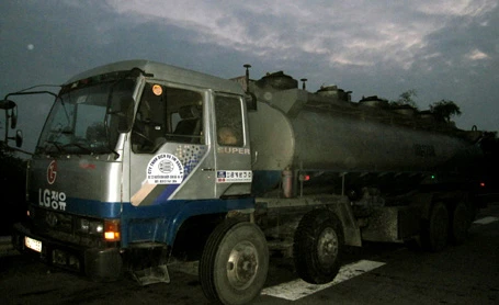 Chiếc xe bồn chở chất thải nguy hại bị giữ lại rạng sáng ngày 21/8.