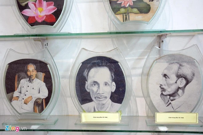Các bức tranh khá đa dạng, từ cảnh Bác làm việc đến cảnh Bác đi thăm bộ đội, hay trò chuyện với quan chức ngoại giao nước ngoài.