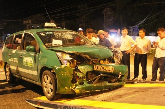 Xe taxi 7 chỗ ngồi cũng bị hư hỏng nặng - Ảnh: Cảnh Phúc