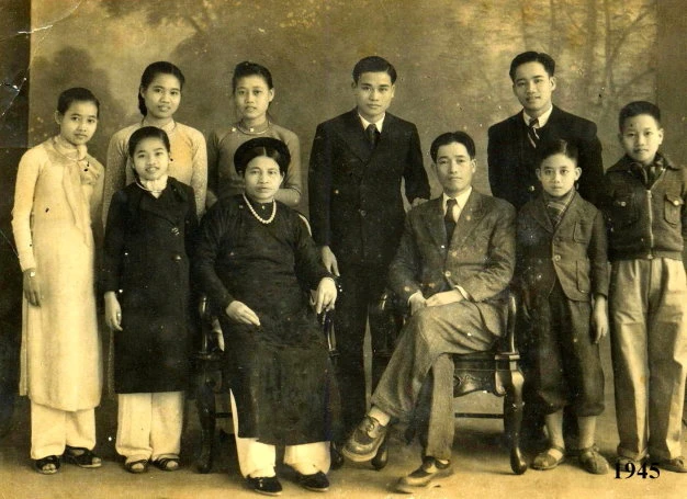 Gia đình giáo sư Dương Quảng Hàm (ảnh chụp dịp Tết Ất Dậu 1945) - Ảnh: tư liệu gia đình cung cấp