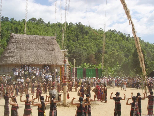 Công nhận bốn di sản văn hóa phi vật thể cấp quốc gia ảnh 1 Múa tâng tung da dá trước gươl làng Cơ Tu - Ảnh: H.X.H