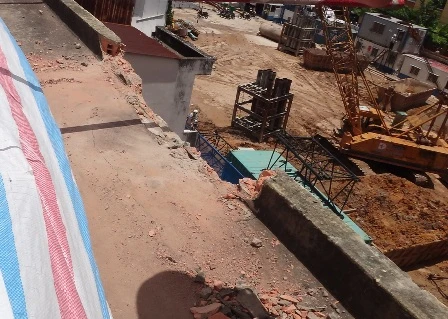 Đầu cần cẩu rơi trúng mái nhà gây hư hỏng