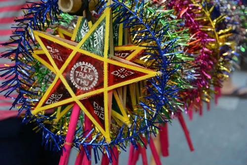 Đèn ông sao - món đồ chơi đặc trưng trong dịpTrung thu ở Việt Nam. DSC-6922-500.jpg