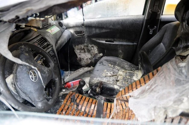 Buồng lái chiếc taxi cũng bị cháy mạnh - Ảnh : Nguyễn Quang