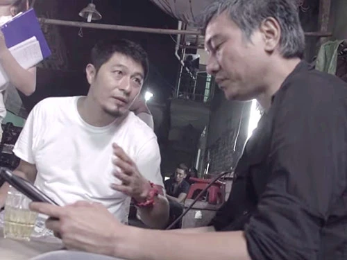 Phim Bụi đời Chợ Lớn bị cấm phát hành là một vết đen trong sự nghiệp đạo diễn điện ảnh của Charlie Nguyễn. Trong ảnh: Charlie Nguyễn (áo trắng) chỉ đạo trên trường quay phim Bụi đời Chợ Lớn. (Ảnh cắt từ YouTube)