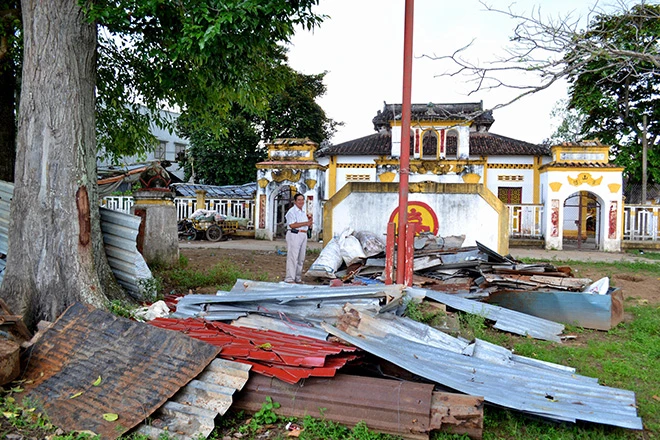 Nhìn bên ngoài, mặt tiền di tích quốc gia đình Phú Hựu như kho lộ thiên chứa phế liệu.