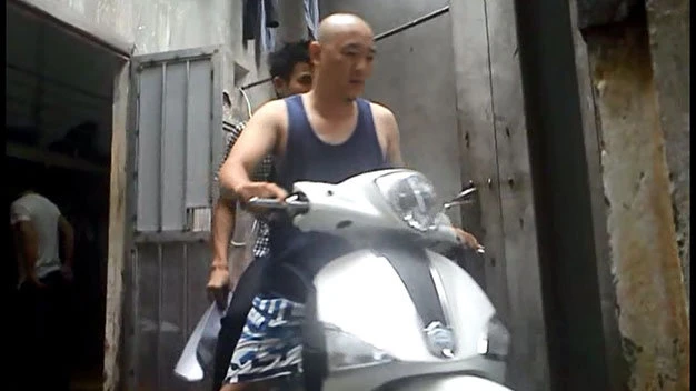Dũng “trọc” chở một thanh niên bán thận được “tập kết” tại 143/39 Nguyễn Chính (Q.Hoàng Mai, Hà Nội) đi xét nghiệm - Ảnh: Hoàng Lộc cắt từ clip điều tra