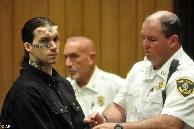 Ngoại hình 'quỷ dữ' của nghi can chặt xác 3 nạn nhân ảnh 2 Ngoại hình 'quỷ dữ' của nghi can chặt xác 3 nạn nhân ảnh 2