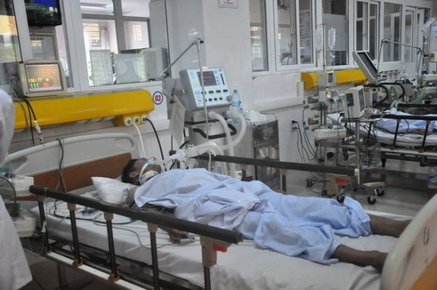 Một trong số các nạn nhân hôn mê đang được điều trị tại bệnh viện đa khoa Bãi Cháy - Ảnh: Giang Long