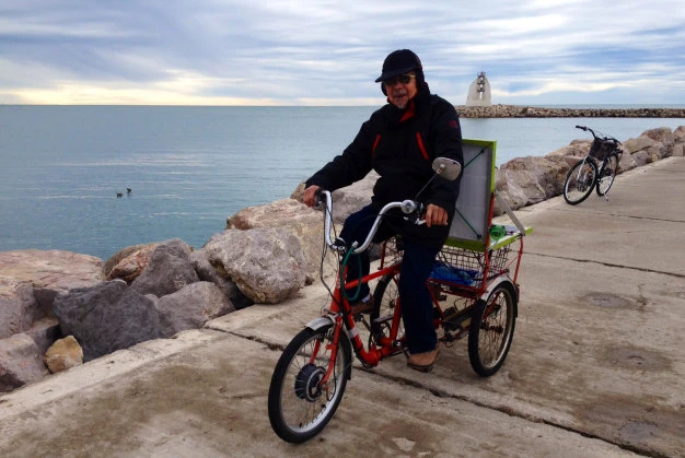 Đạo diễn Phạm Văn Nhận ra biển bằng chiếc xe đạp năng lượng mặt trời tự chế - Ảnh nhân vật cung cấp