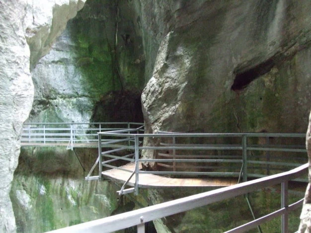 Một đoạn cầu xuyên qua vách núi - Ảnh: panoramio