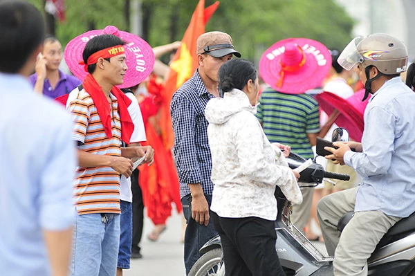 Giá vé chợ đen không còn quá cao như ngày hôm qua (12/9)