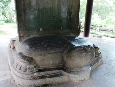 Tấm bia được đặt trên lưng Rùa.