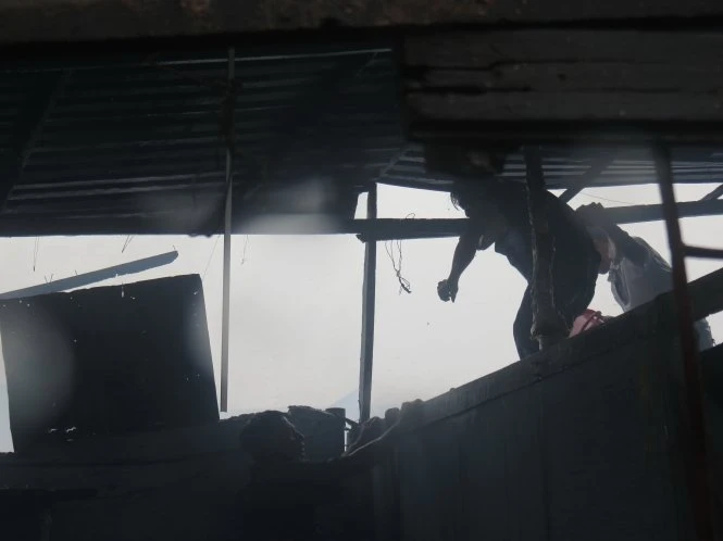 Lực lượng chữa cháy tại chỗ tiếp cận đám cháy cố dập tắt lửa. Ảnh ĐỨC VỊNH