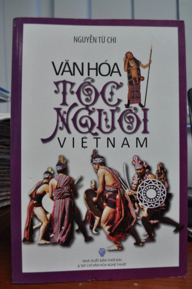 Cuốn sách gốc in năm 1996 và cuốn sách “tái bản” năm 2013 - Ảnh: V.V.Tuân