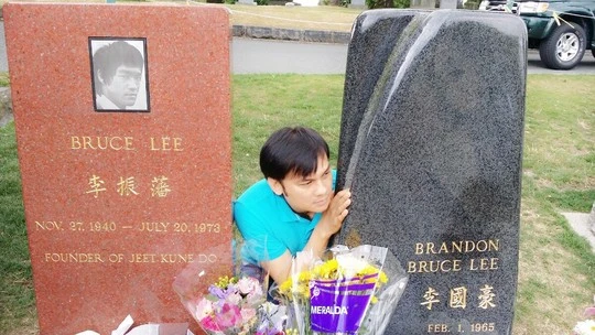 NSƯT Kim Tiểu Long viếng mộ Lý Tiểu Long