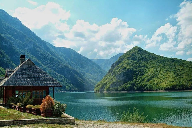 Hồ Perucac: Đây cũng là kết quả của quá trình xây đập thủy điện trên dòng sông Drina tại Serbia.