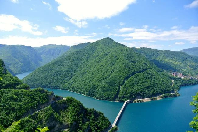 Hồ Piva tại Montenegro, quốc gia ít dân nhất ở Đông Âu, là hồ nước nhân tạo cao nhất thế giới