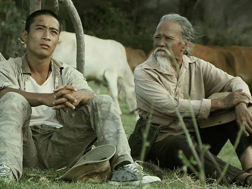 Nghệ sĩ Hữu Thành (phải) trong phim Dấu chân du mục. (Ảnh do đoàn làm phim cung cấp)