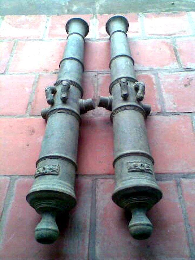 Hai khẩu thần công bằng đồng thời Nguyễn đang được giới buôn chào 500 triệu đồng - Ảnh: H.Hoàng Hai khẩu thần công bằng đồng thời Nguyễn đang được giới buôn chào 500 triệu đồng - Ảnh: H.Hoàng