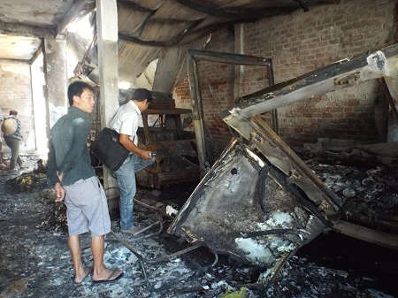 Hiện trường vụ cháy khiến cả cơ sở bị thiêu rụi thành đống đổ nát.