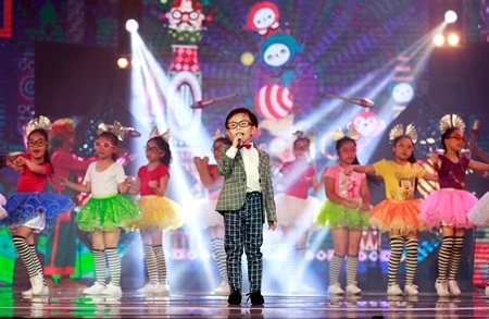 Cậu bé lôi cuốn khán giả bởi giọng hát trong trẻo, sự hồn nhiên và đáng yêu.