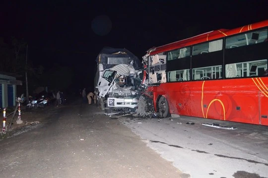 Xe khách đấu đầu xe tải, 2 tài xế thương vong