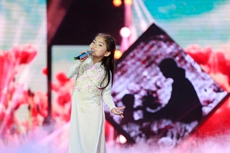 Thu An với tiết mục Lời mẹ hát.