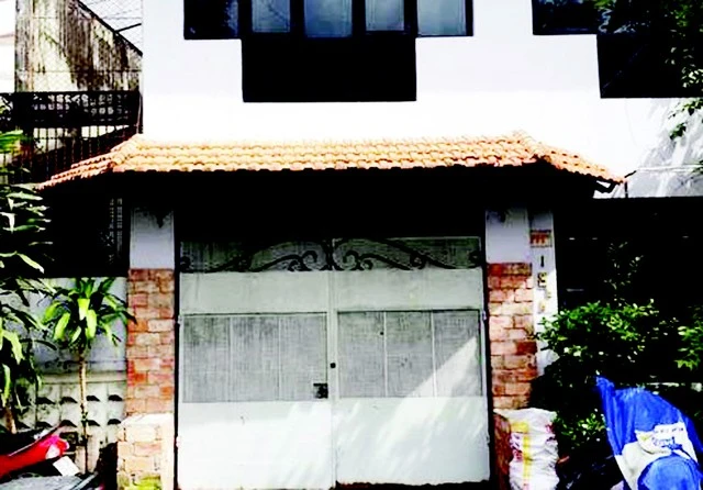 Ngôi nhà cũ đã khóa chặt cửa và vắng người qua lại.