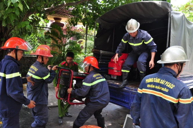 Cảnh sát PCCC đưa đến hiện trường với nhiều máy móc thiết bị. Ảnh: Tấn Vũ