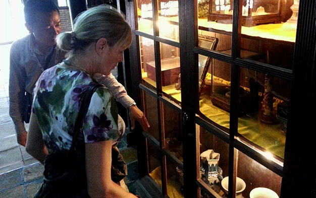 Hiện vật trưng bày ở điện Hòa Khiêm, lăng vua Tự Đức, nơi bị mất sáu hiện vật quý giá hôm 8-11-2013 - Ảnh: Thái Lộc