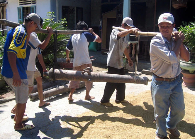 Một trong bốn khẩu thần công do ông Nguyễn Hữu Hoàng mua từ dân lặn đã bị tịch thu trong năm 2007 - Ảnh: T.Lộc