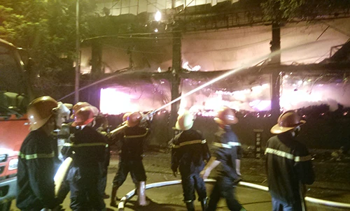 Một quán bar bị cháy, phóng viên bị hành hung cản trở ảnh 2