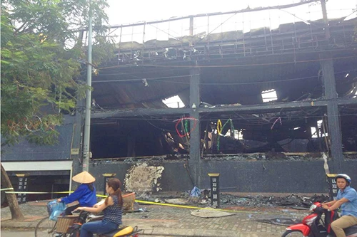 Một quán bar bị cháy, phóng viên bị hành hung cản trở ảnh 3