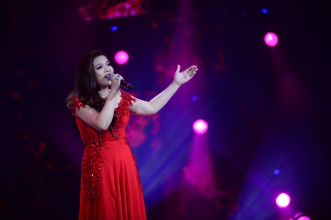 Nam Hương trình diễn ca khúc Như chưa bắt đầu - Ảnh: Quang Định