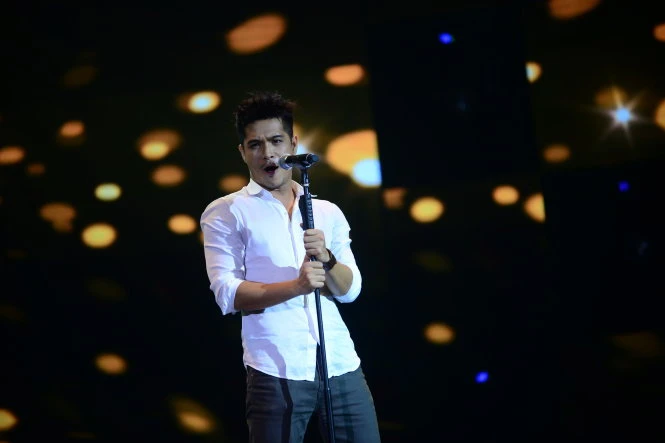 Trương Thế Vinh trình diễn ca khúc Hello - Ảnh: Quang Định