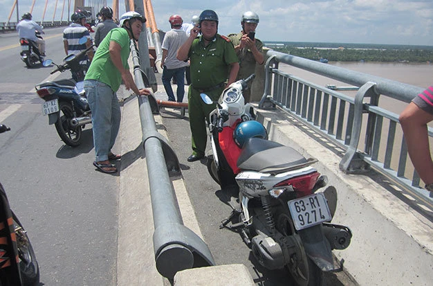 Chiếc xe máy còn lại tại hiện trường - Ảnh: Hoài Thương