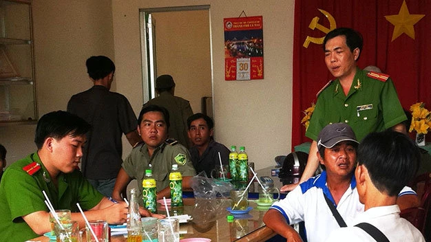 Những người bán vé số quen biết ông Dũng trình báo sự việc với công an