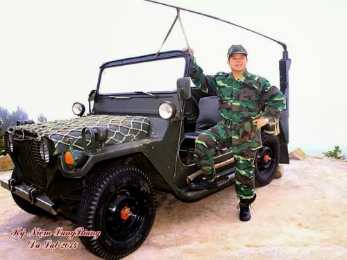 Hình ảnh sư thầy Thích Thanh Cường mặc quần áo rằn ri chụp ảnh trên facebook