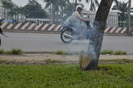 Hiện trường vụ phát hiện thi thể người đàn ông bỏ trên quốc lộ 1A
